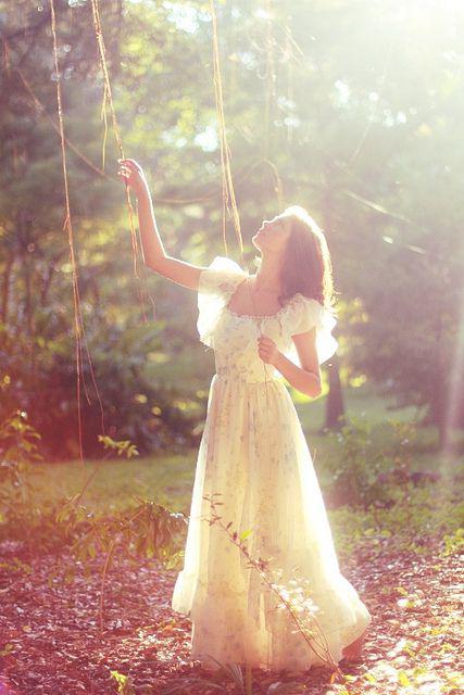 沐浴阳光的女孩