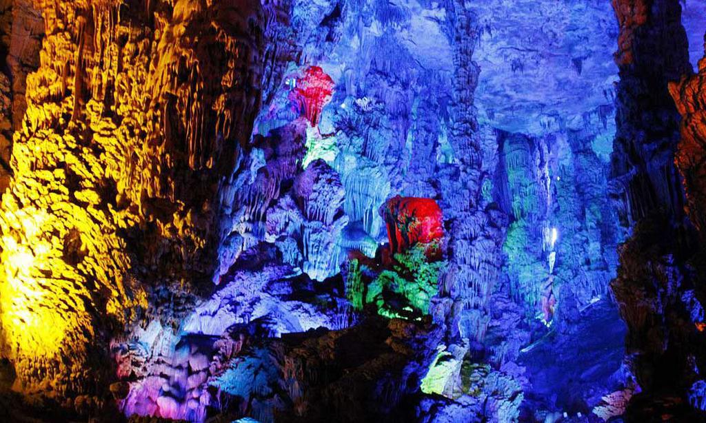 桂林迷人的芦笛岩