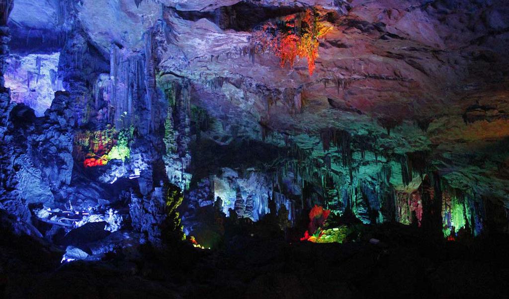 美丽迷人的桂林芦笛岩