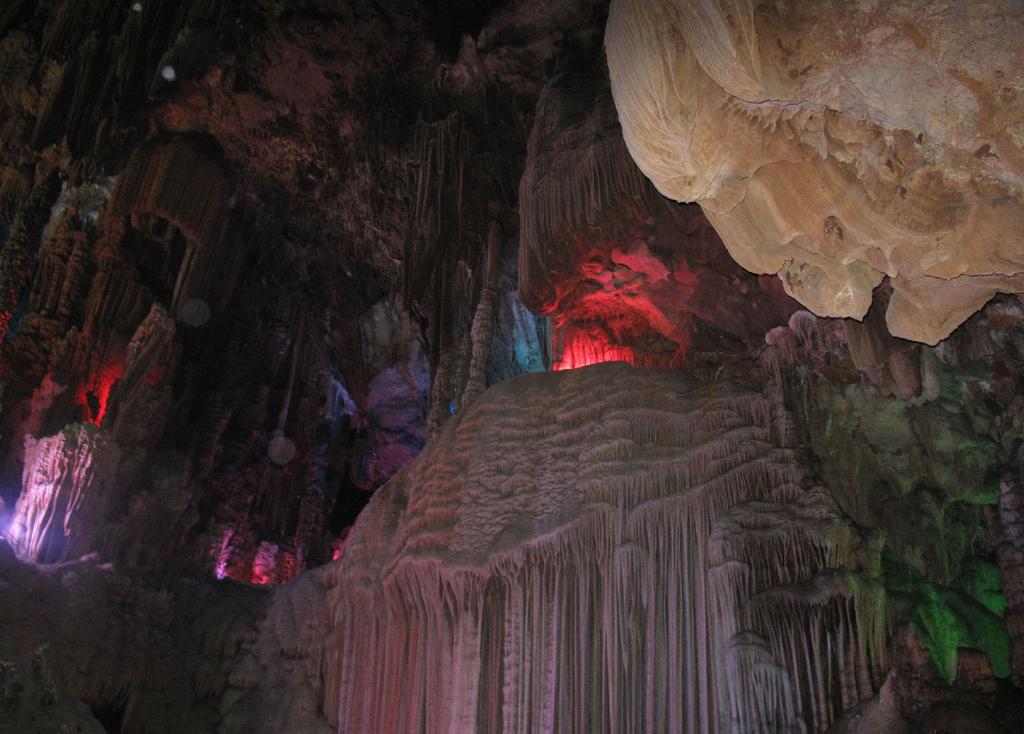 瑰丽壮观的桂林银子岩