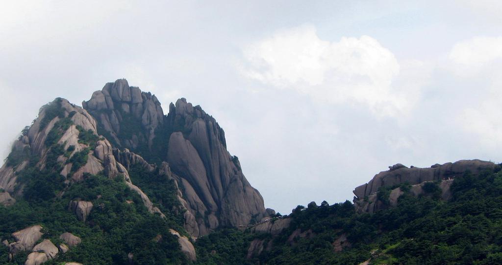 巧夺天工黄山怪石