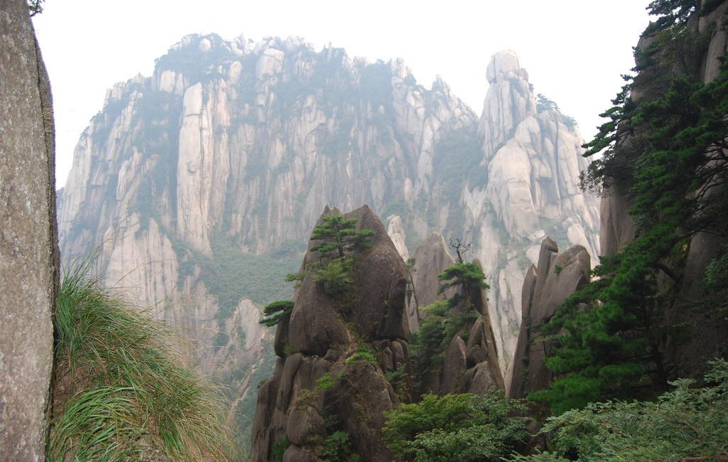 巧夺天工黄山怪石