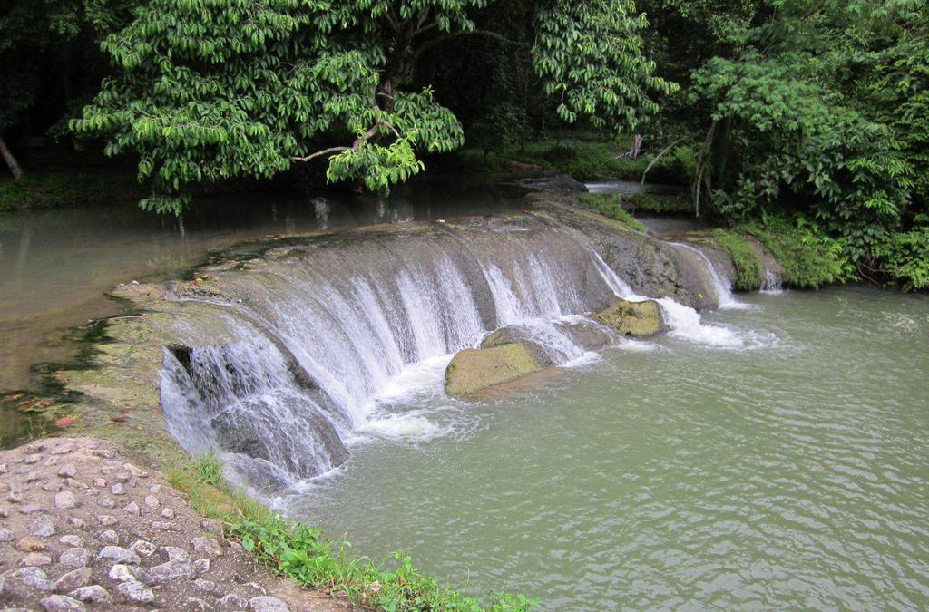 泰国普吉岛通塞瀑布