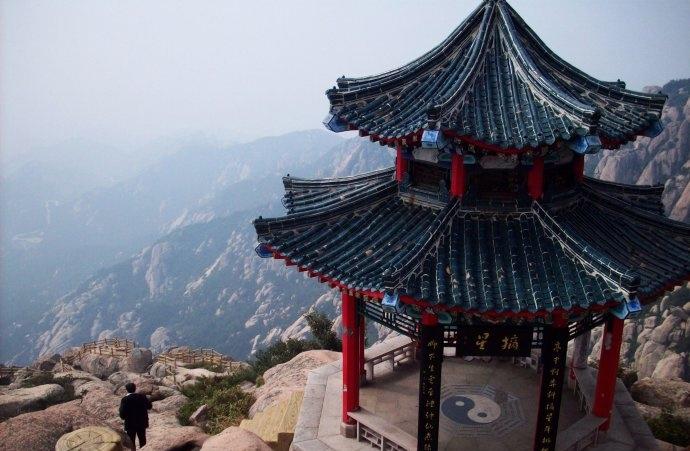 崂山巨峰朦胧烟雨的美