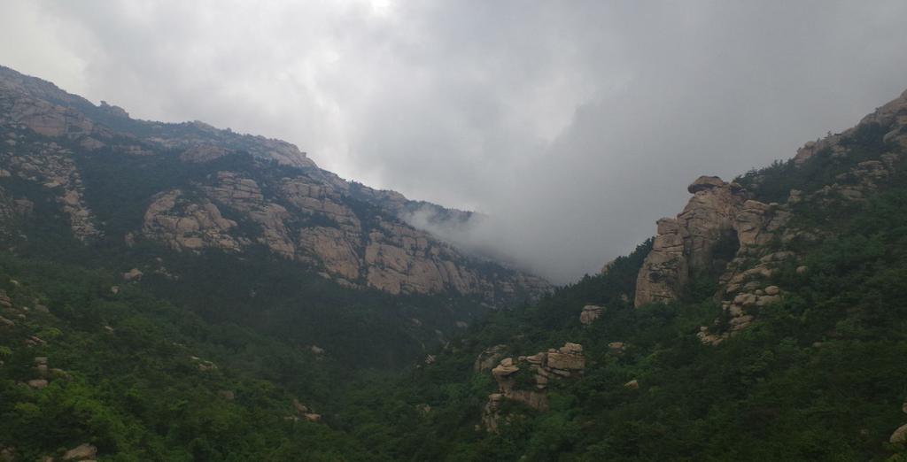 崂山巨峰朦胧烟雨的美