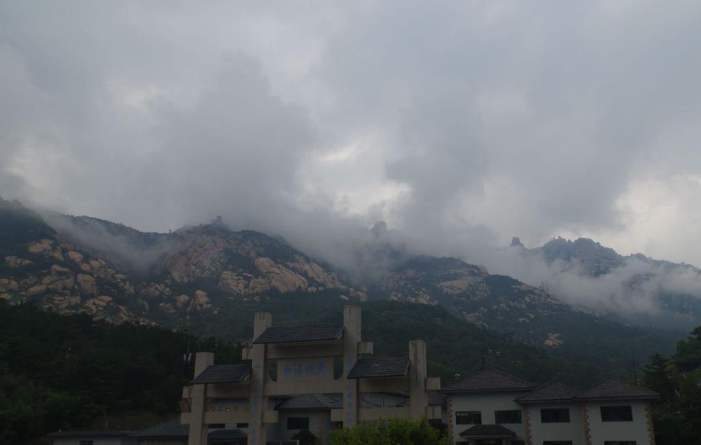 崂山巨峰朦胧烟雨的美