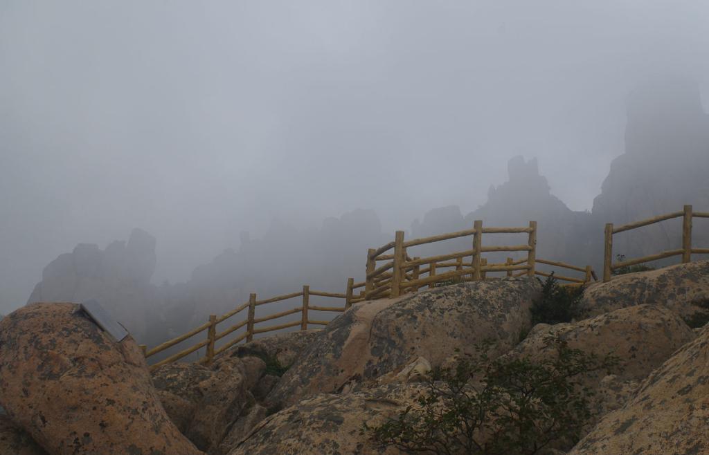 崂山巨峰朦胧烟雨的美