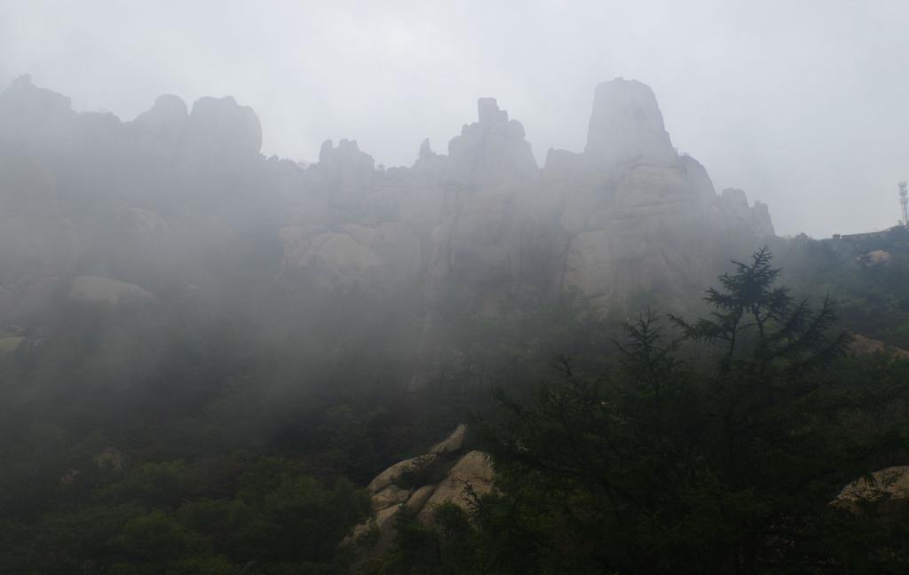 崂山巨峰朦胧烟雨的美