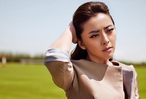 黄小蕾帅气飒爽时尚写真