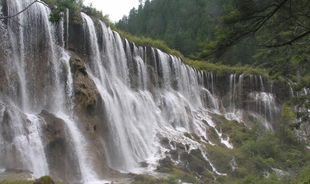 雄伟壮观的诺日朗瀑布