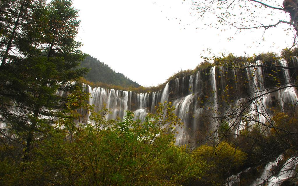 中国最宽的诺日朗瀑布