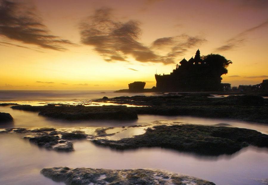 夜幕下的巴厘岛海神庙