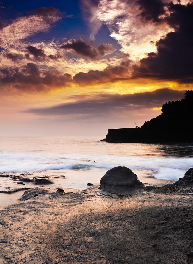 夜幕下的巴厘岛海神庙