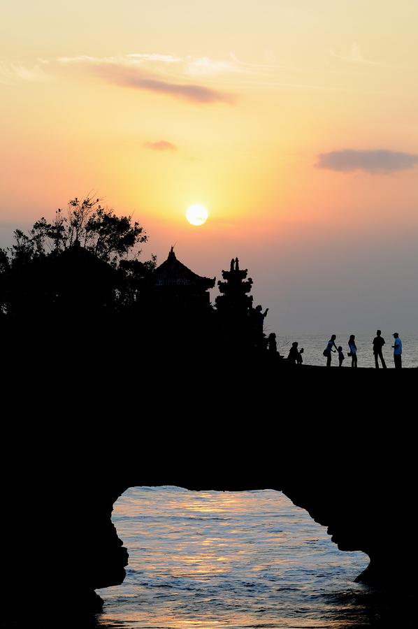夜幕下的巴厘岛海神庙