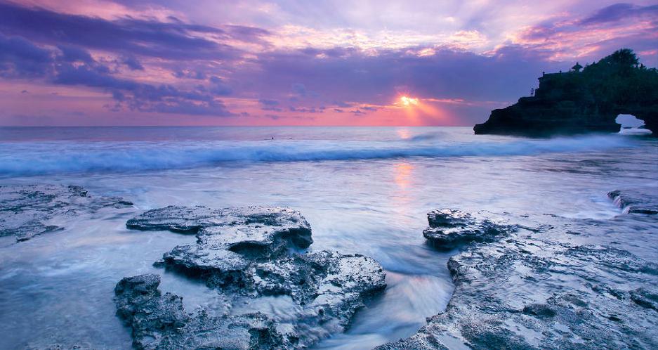 夜幕下的巴厘岛海神庙