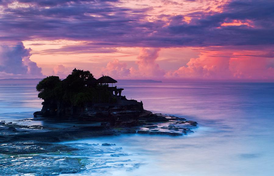 夜幕下的巴厘岛海神庙