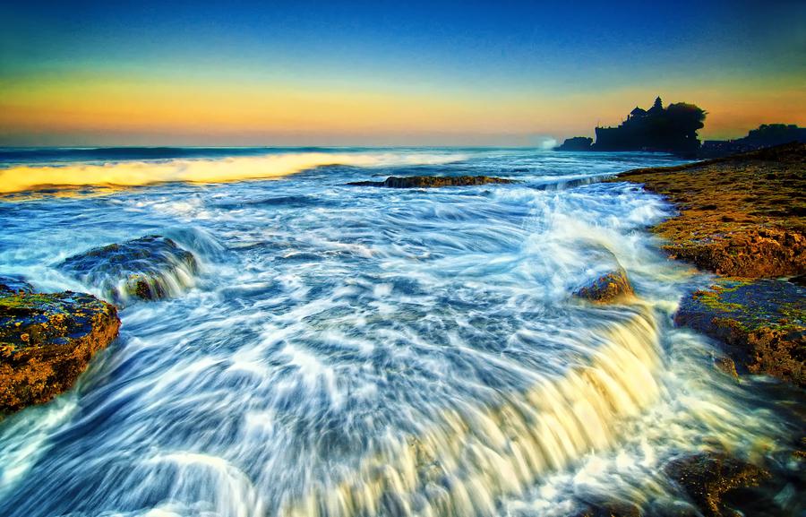 夜幕下的巴厘岛海神庙