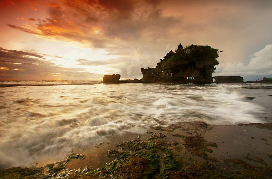 夜幕下的巴厘岛海神庙