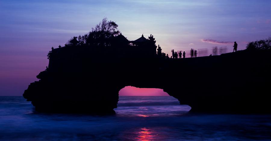 夜幕下的巴厘岛海神庙