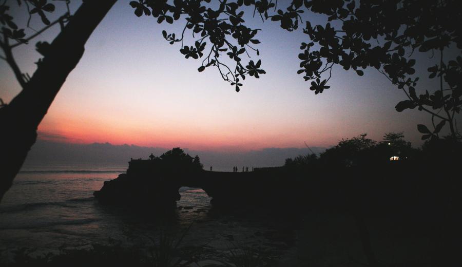 夜幕下的巴厘岛海神庙