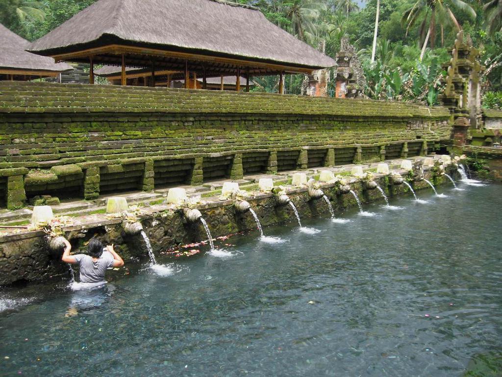 历史悠久的巴厘岛圣泉庙