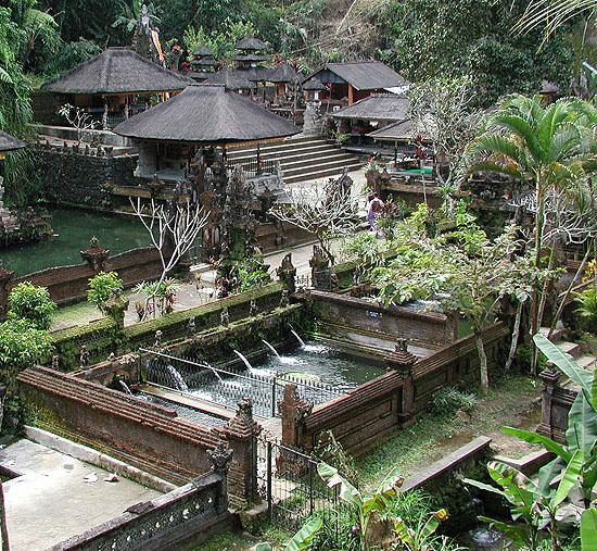 历史悠久的巴厘岛圣泉庙