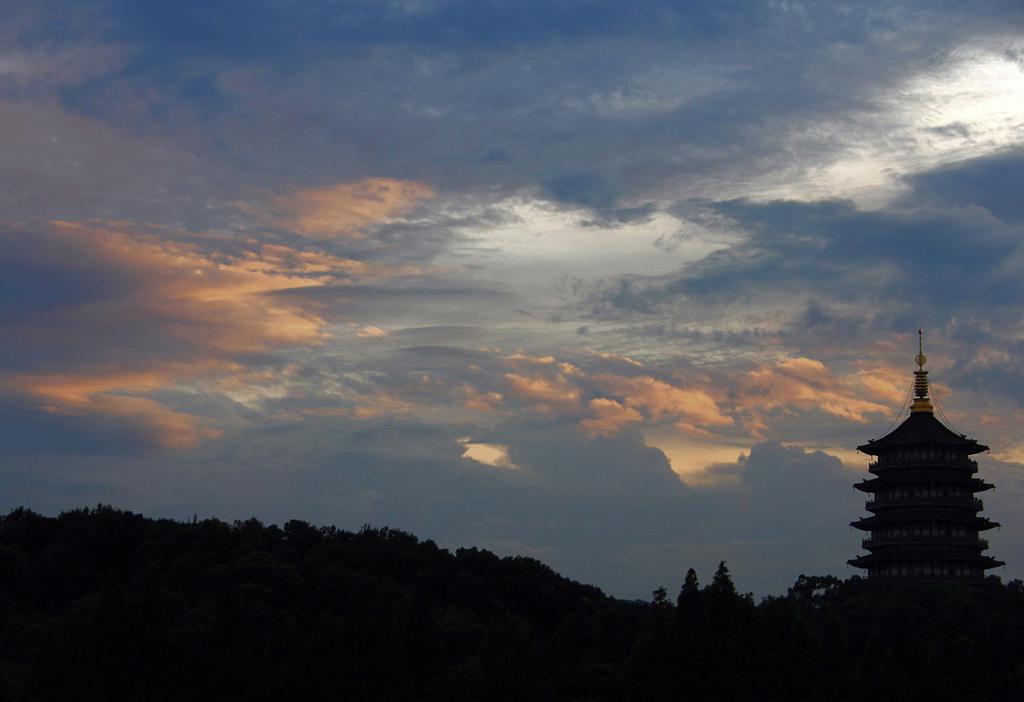 远近闻名雷峰夕照