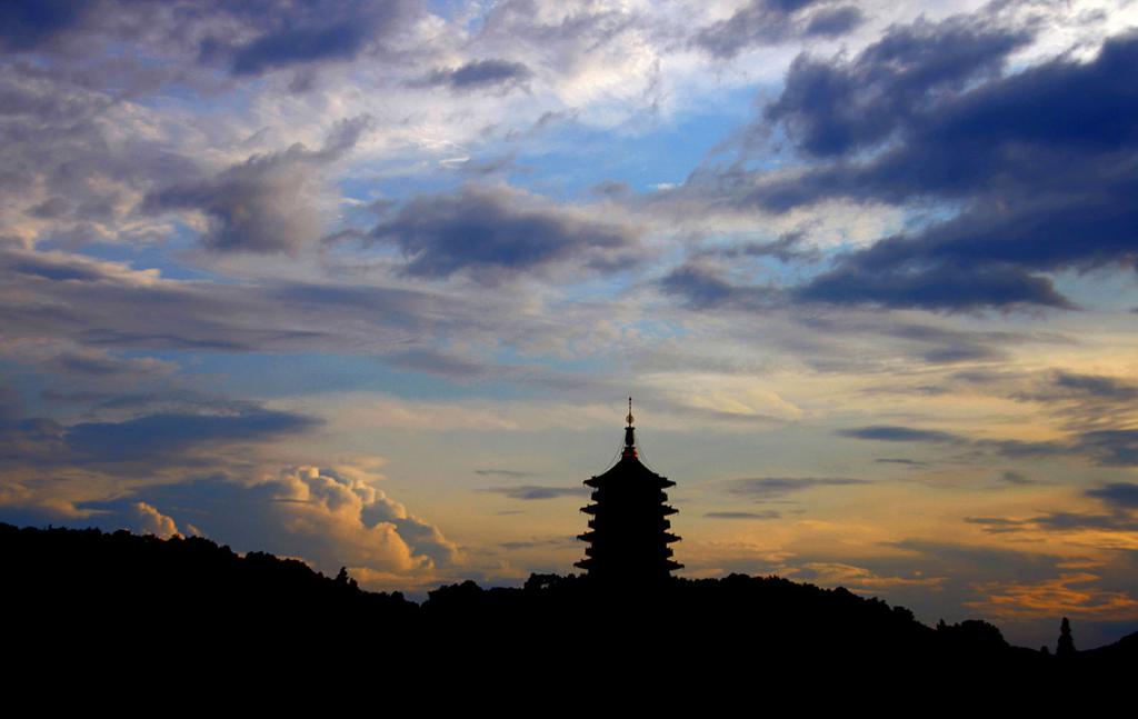 远近闻名雷峰夕照