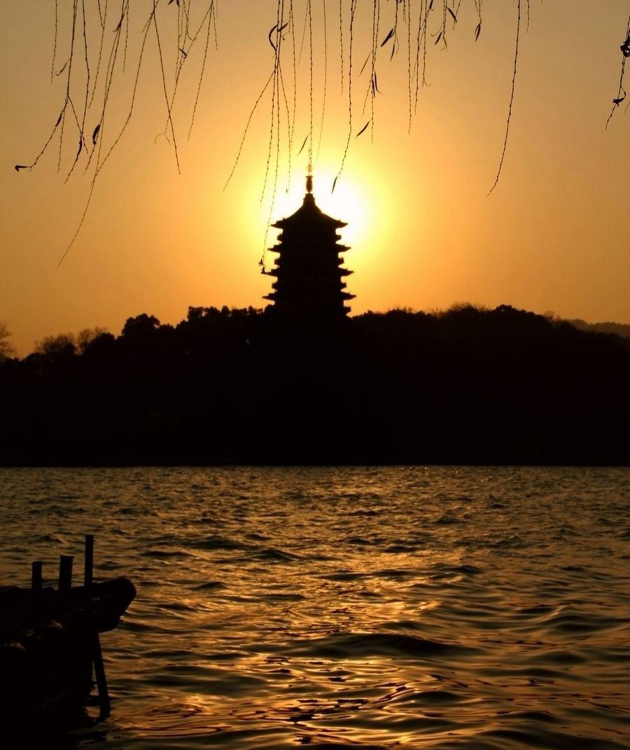 远近闻名雷峰夕照