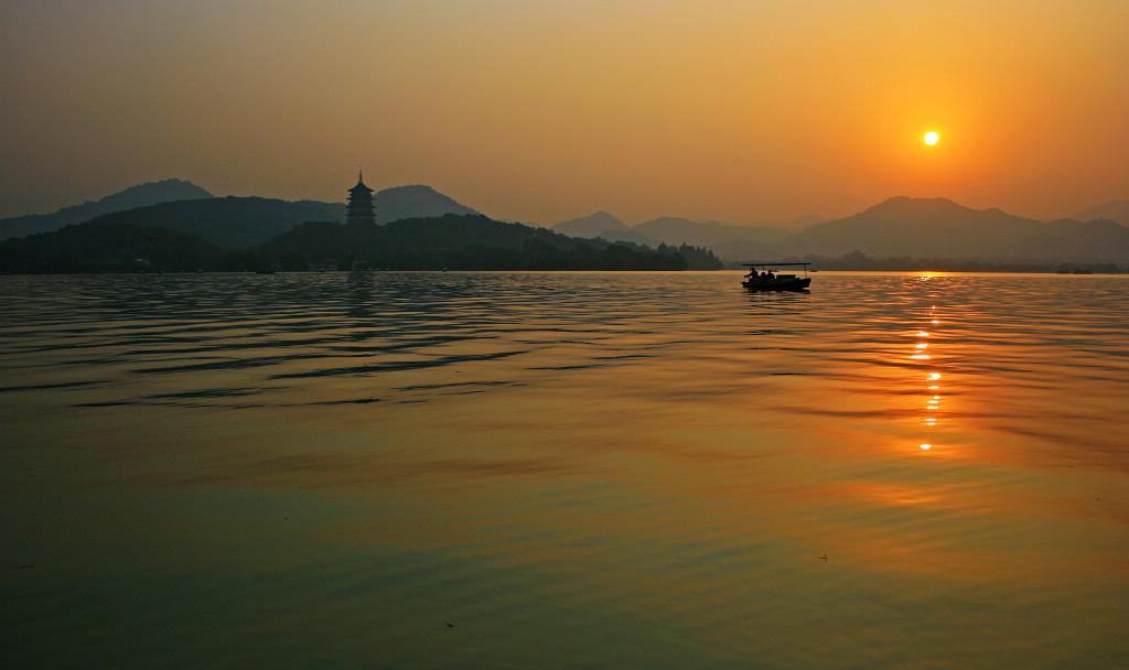 远近闻名雷峰夕照