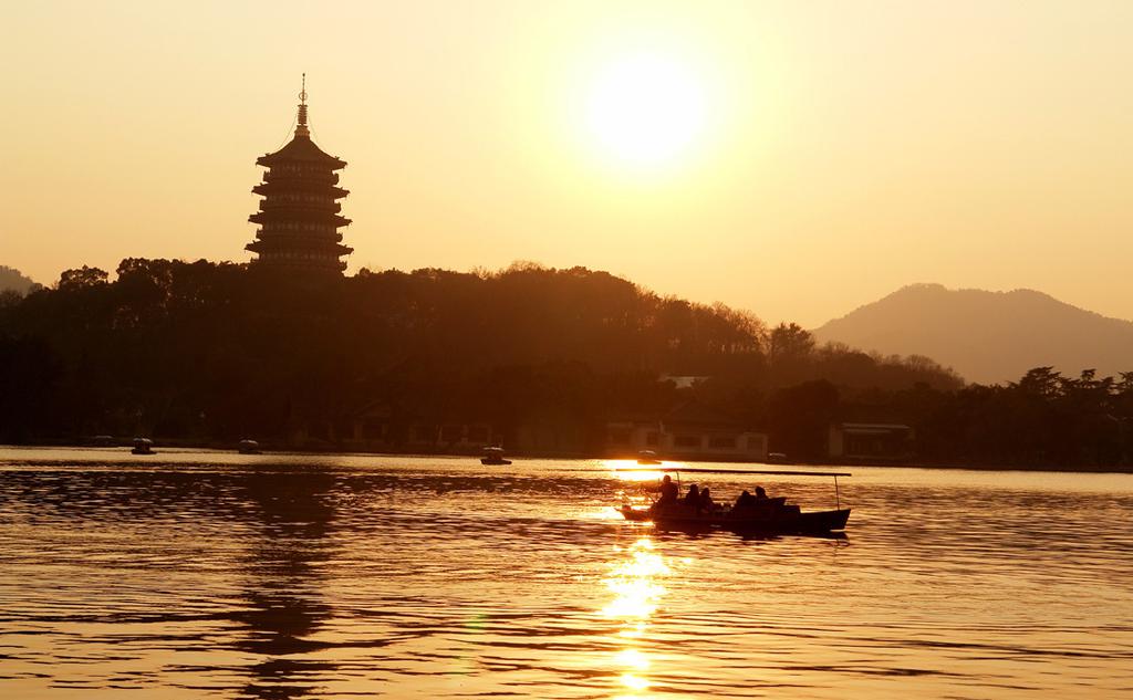 远近闻名雷峰夕照