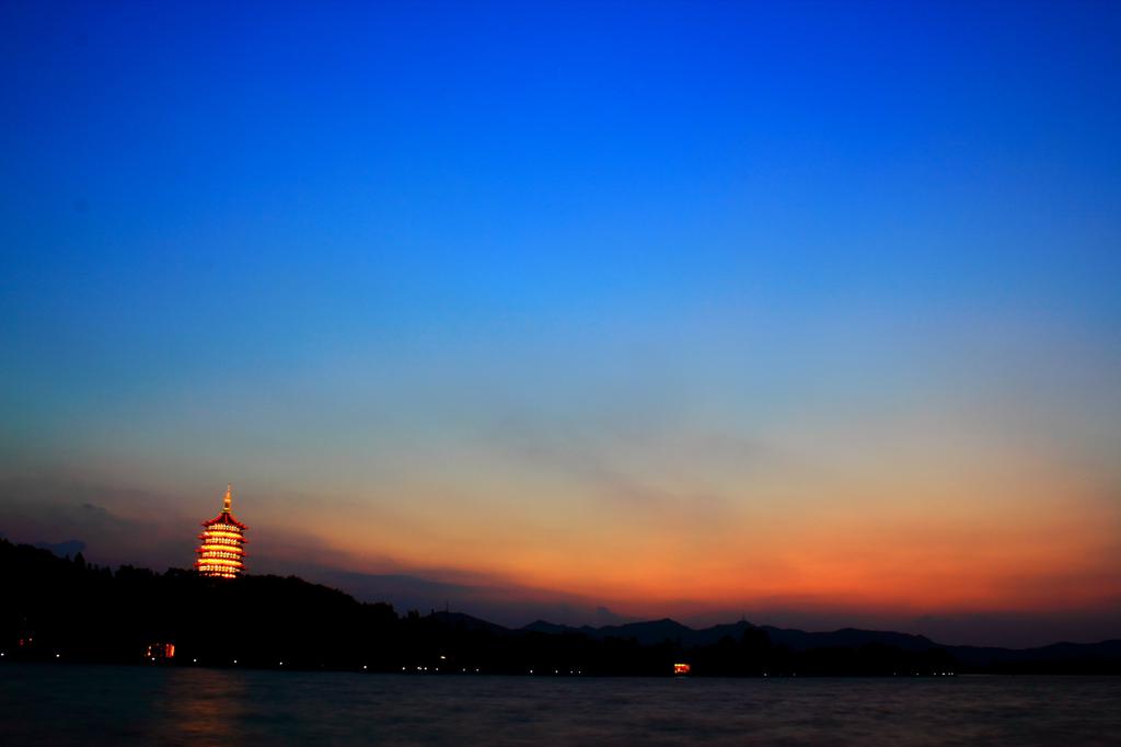 远近闻名雷峰夕照