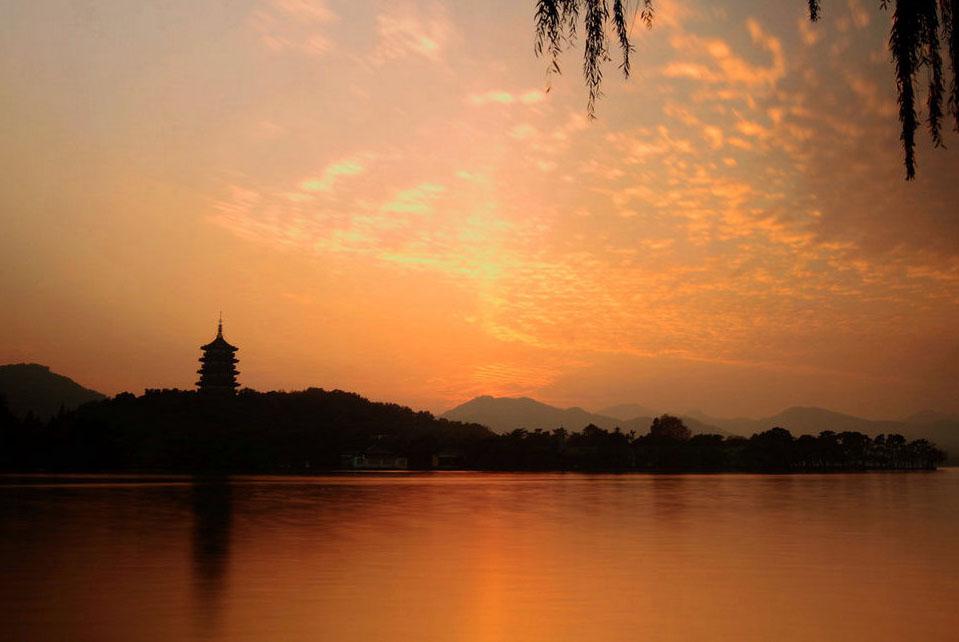 远近闻名雷峰夕照