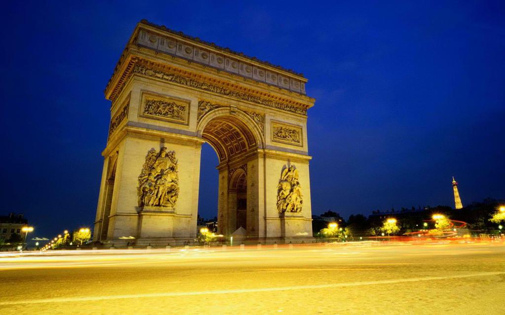 巴黎城市灯火辉煌的夜景