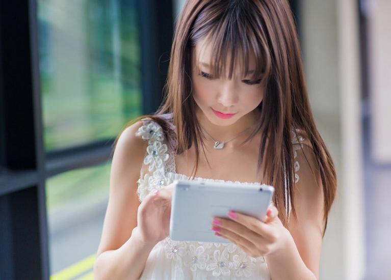 清纯美女轻松夏日