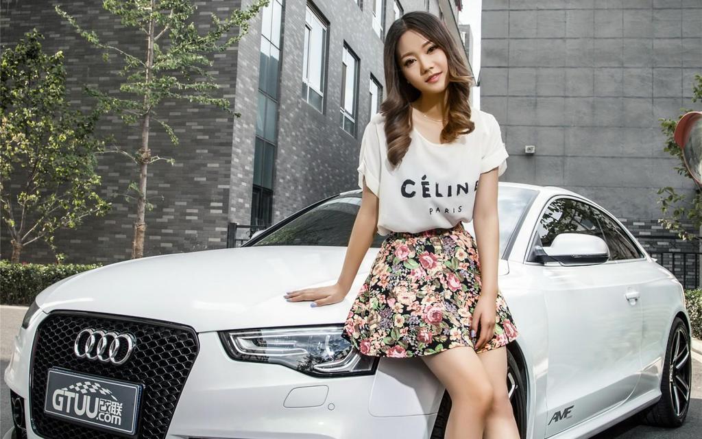 奥迪RS5与清新美女车模