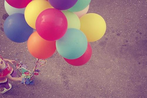 手握着希望的气球