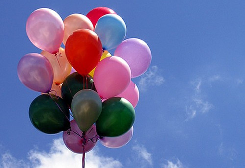 手握着希望的气球