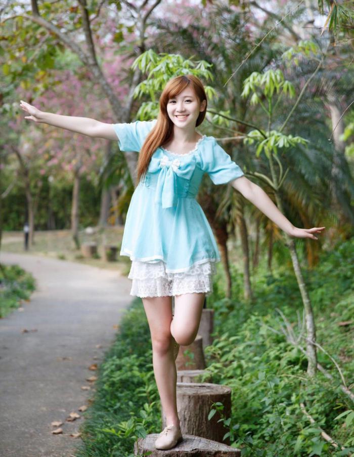 时尚百变美女吕妍萱写真