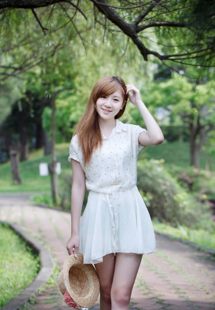 时尚百变美女吕妍萱写真