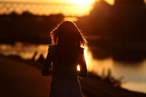 非主流夕阳美女背影