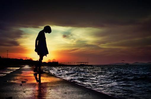 非主流夕阳美女背影