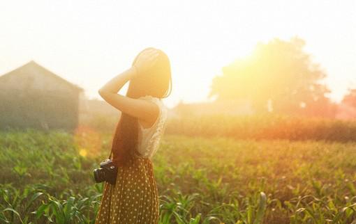 唯美夕阳美女背影