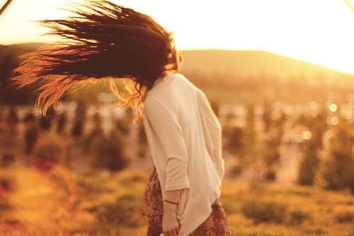 唯美夕阳美女背影