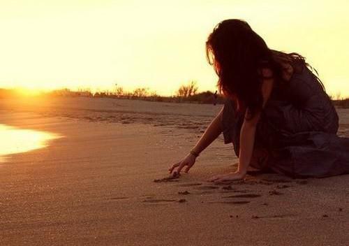 唯美夕阳美女背影