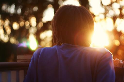 唯美夕阳美女背影