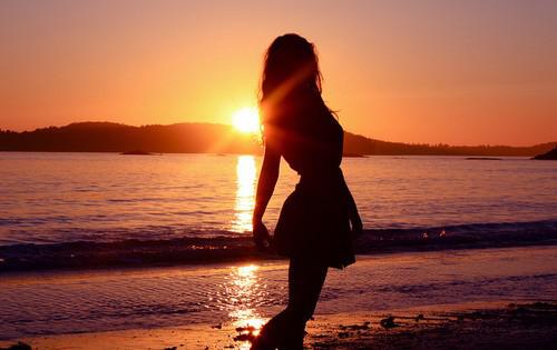 唯美夕阳美女背影