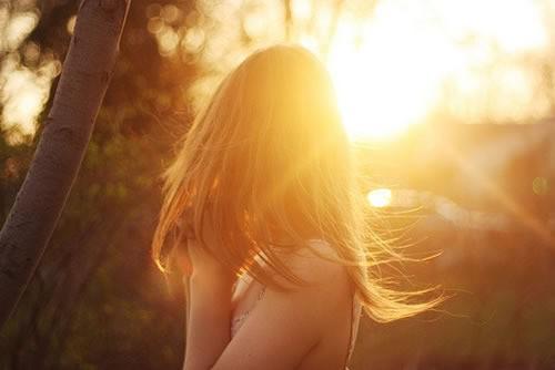 唯美夕阳女生背影