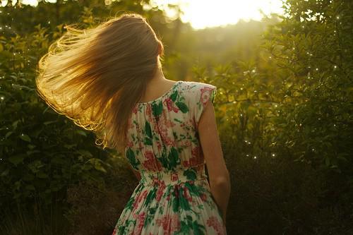 唯美夕阳女生背影