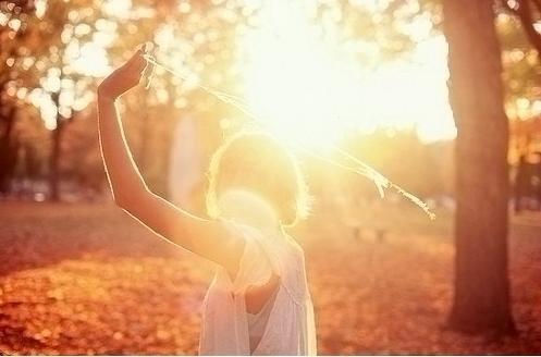 唯美夕阳女生背影